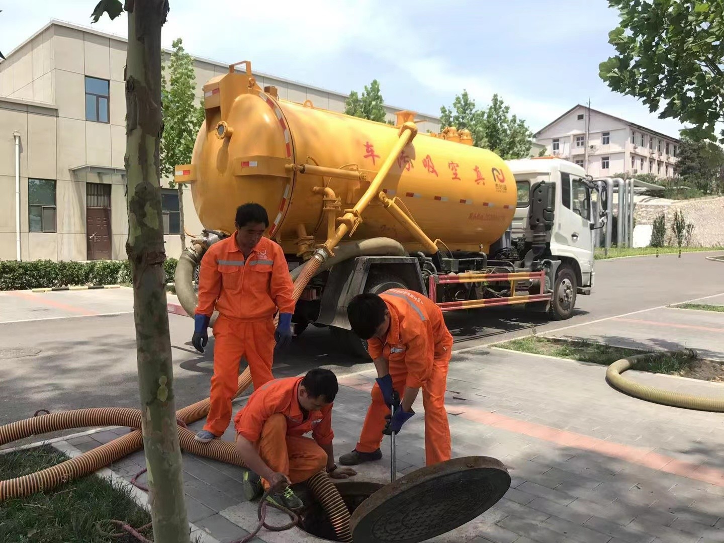 天津管道疏通车停在窨井附近