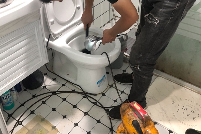 天津马桶堵塞自己疏通还是找师傅？专业上门服务让你省时更省心